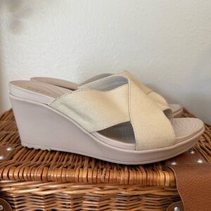 Crocs Leigh II Wedge Sandals Women’s Size 9 Beige Comfort Beach Summer Shoes